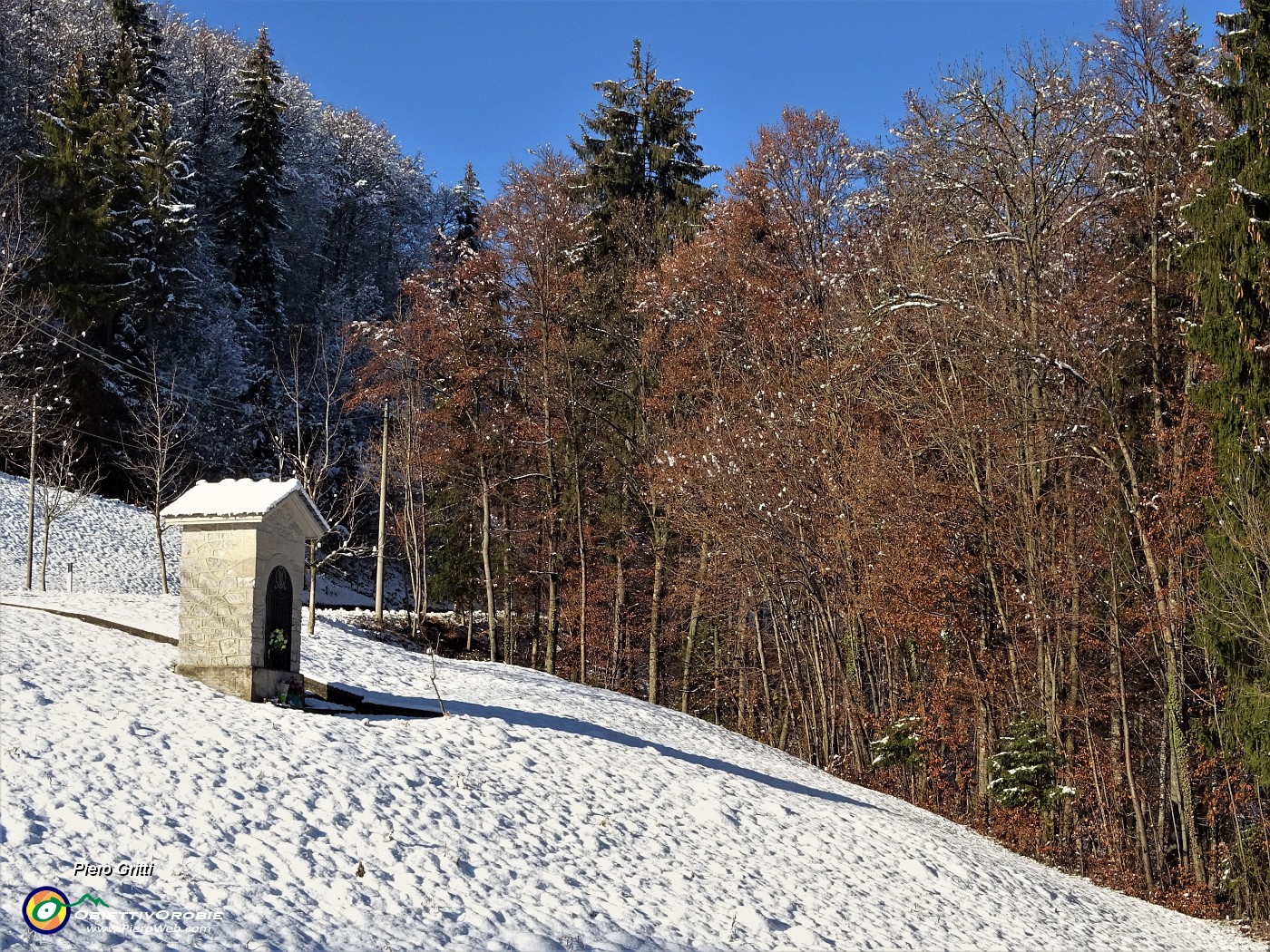 30 Passo ad un'altra santella della Madonna del Perello.JPG